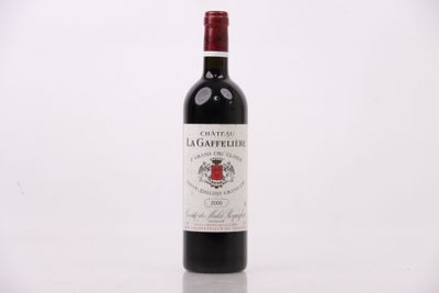 une bouteille de vin posée sur une table