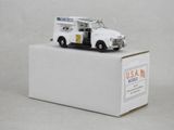 un camion jouet posé sur une boîte