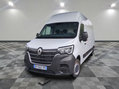 la photo d'une camionnette blanche sur un sol en damier
