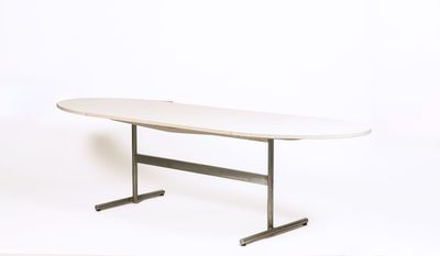 Table de salle à manger ovale, le piètement en acier brossé,…