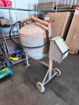 une bétonnière qui se trouve dans un garage