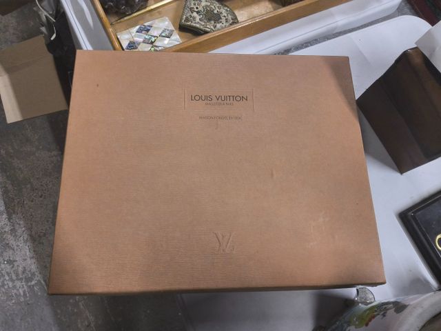 Boîte de la marque Louis Vuitton