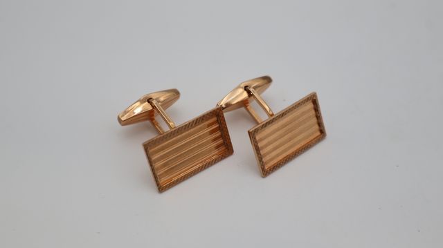 Paire de boutons de manchettes en or 18 carats 750 millièmes. En ...