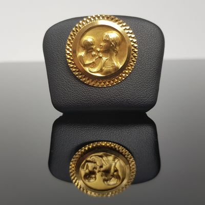 gros plan d'une pièce d'or sur une surface noire