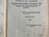 un vieux livre à la couverture en noir et blanc posé sur une table