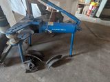 une machine posée sur le sol dans le garage