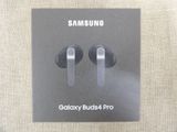 Écouteurs Samsung Buds4 Pro dans leur emballage, posés sur une table