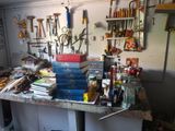 un établi avec de nombreux outils dans un garage
