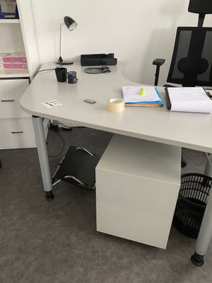 un bureau blanc sur lequel se trouve un ordinateur