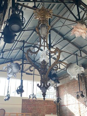 un lustre au milieu d'une pièce, avec de nombreuses ampoules suspendues au plafond