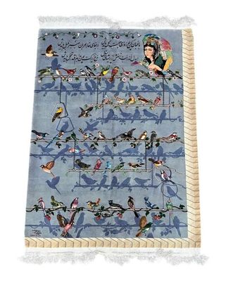 une photo d'un tapis bleu orné d'oiseaux