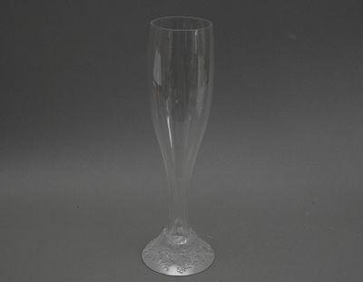 un verre transparent posé sur une table