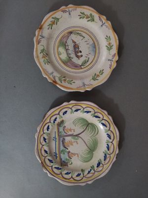 NEVERS, Lot de deux assiettes en faïence à décor émaillé pol…