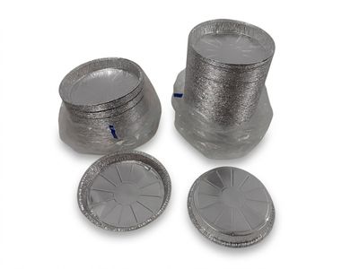 plusieurs morceaux de papier d'aluminium posés les uns à côté des autres sur une surface blanche