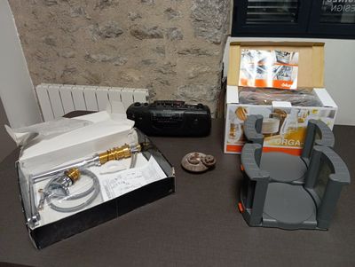 une table sur laquelle sont posés plusieurs objets