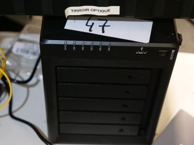 une tour d'ordinateur sur laquelle sont posés de nombreux câbles