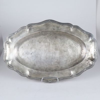 un plateau ancien en argent muni d'une poignée et d'une autre poignée