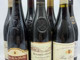six bouteilles de vin sont alignées sur une table