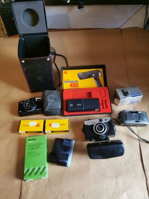 un grand nombre d'appareils électroniques posés sur une table