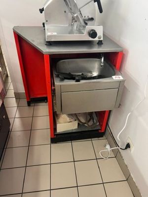 une machine posée sur le comptoir d'une cuisine