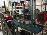une photo d'une machine dans une usine, entourée de nombreux outils