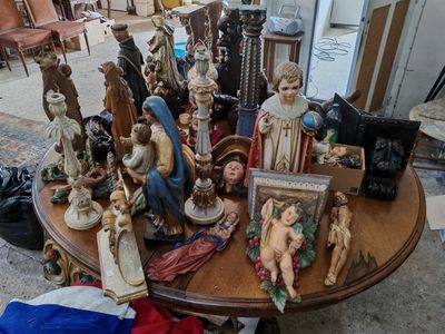 de nombreuses figurines posées sur une table dans une pièce