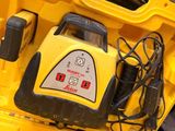 un étui jaune contenant un objet jaune et noir