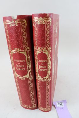 deux livres rouges posés l'un sur l'autre sur une surface blanche