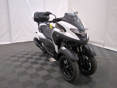 une moto garée sur un sol à damier noir et blanc