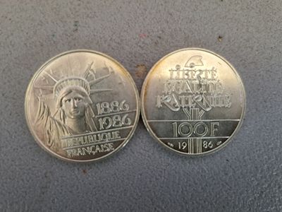 deux pièces commémoratives à l'effigie de la Statue de la Liberté