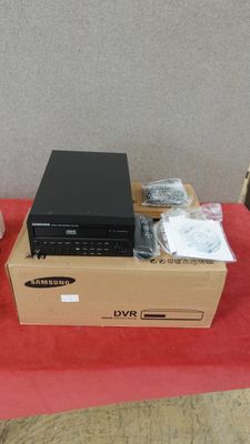 un meuble sur lequel est posé un lecteur DVD