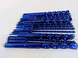 six épingles à crochet bleues sont alignées sur une surface blanche