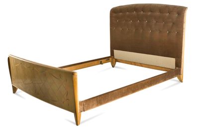 un lit en bois avec une tête et un pied de lit marron