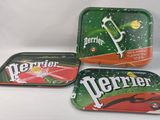 trois plateaux de canettes de Perrier ornés d'un motif vert et rouge