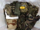 un sac rempli de matériel militaire posé par terre