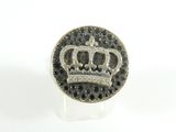 bague en argent sertie de diamants noirs et blancs et ornée d'une couronne sur le dessus