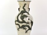 un vase blanc et noir orné d'un dragon