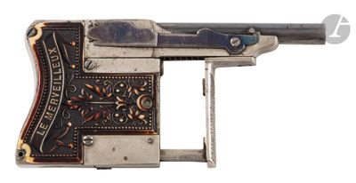 un gros plan d'un pistolet sur un fond blanc avec un fond blanc
