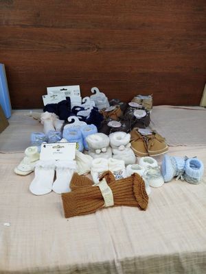 un lit sur lequel sont posés de nombreux articles pour bébé