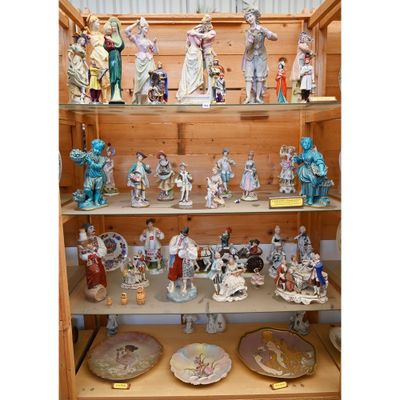de nombreuses figurines exposées sur une étagère dans une pièce