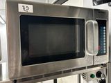 un micro-ondes posé sur un support dans la cuisine