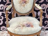 une chaise dont l'assise est recouverte d'un tissu à motifs floraux