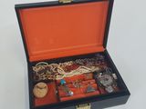 une boîte noire contenant tout un tas de bijoux