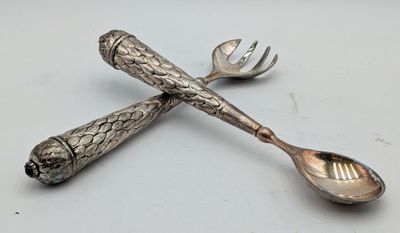 deux cuillères et une fourchette posées sur une table