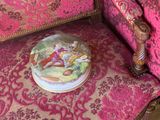 une assiette posée sur une chaise rose au damas rose