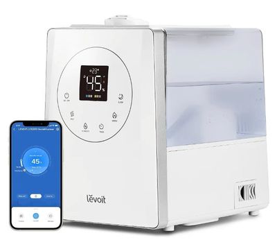 une photo d'un humidificateur blanc avec un téléphone à côté
