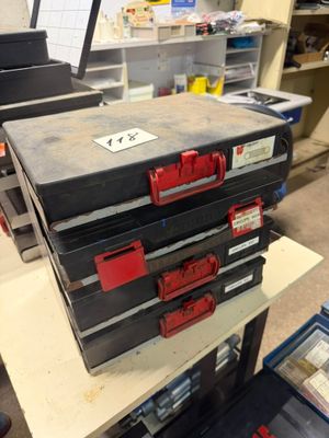 une pile de caisses à outils posée sur un établi