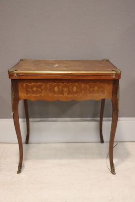 une vieille table en bois surmontée d'un tiroir