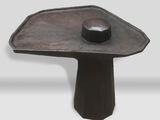un objet noir posé sur une table