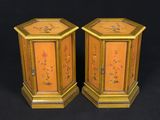 paire de tables d'appoint anciennes en bois, peintes à la main, ornées de fleurs et d'oiseaux